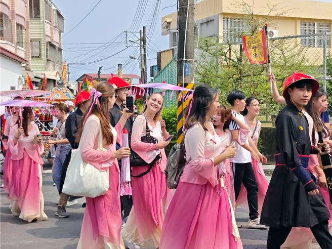 來自墨西哥、波蘭、法國等國的交換生入境隨俗，一同參與此次遶境活動。（主辦單位提供）