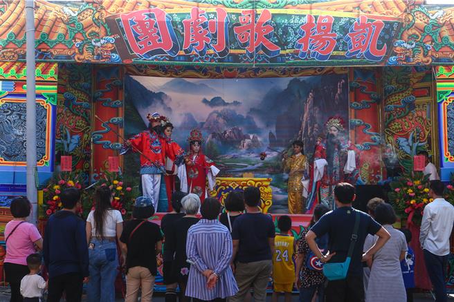 台南同安二奉堂在王爺誕辰前夕，請來「凱揚歌劇團」表演，吸引許多民眾前往觀賞。（鄧博仁攝）