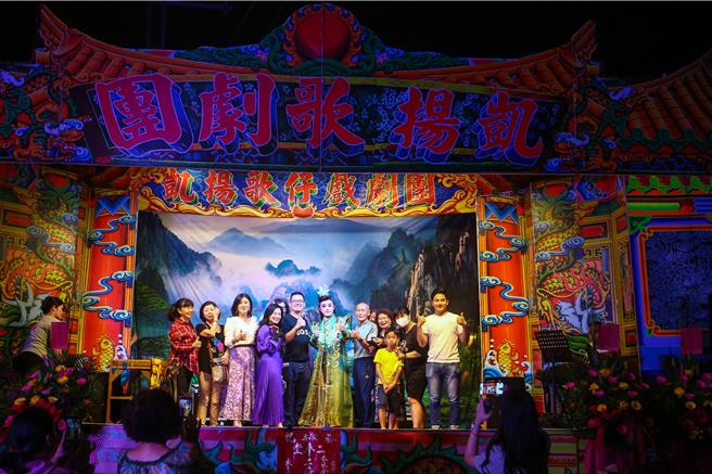 台南同安二奉堂在王爺誕辰前夕，請來「凱揚歌劇團」表演，晚間表演結束後，許多民眾爭相與當紅的武生余凱揚（左六）合影留念。（鄧博仁攝）