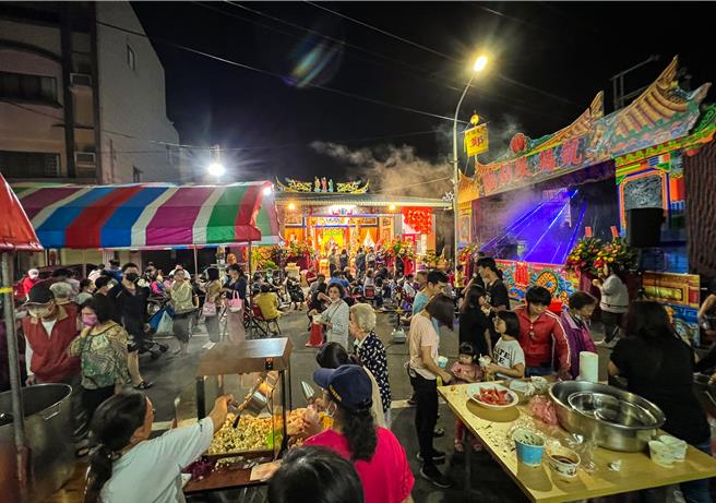 台南同安二奉堂在王爺誕辰前夕，廟方準備許多在地小吃招待當地居民享用。（鄧博仁攝）