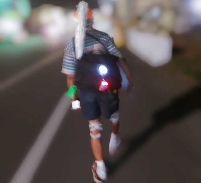 勇脚伯穿拖鞋，忍着脚痛追了妈祖6天。(翻摄自白沙屯妈祖全球徒步联谊会FB)