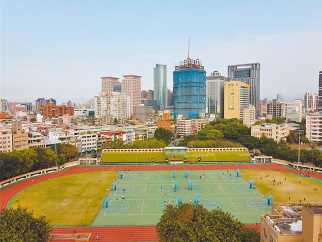 新北市副市长刘和然上节目指新北小巨蛋「已经公告，可以开始招商」，预估地址将选在板桥区的第二运动场结合周边市政用地，占地4.5公顷，图为新北市板桥第二运动场。（新北市府提供）