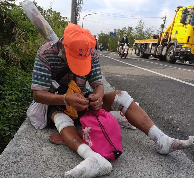 走了6天，26日勇脚伯接受妈祖旨意，上车到北港会合。(翻摄自白沙屯妈祖勇脚粉丝团FB)