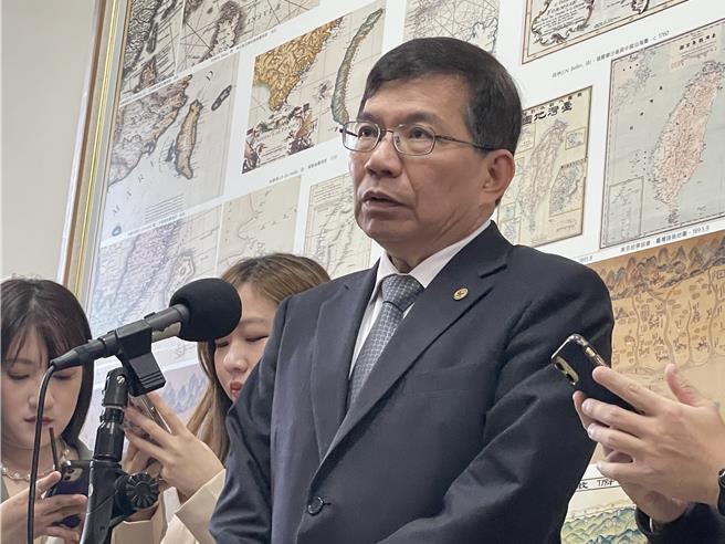 交通部長王國材25日上午在立法院接受媒體聯訪。（蔡亞樺攝）