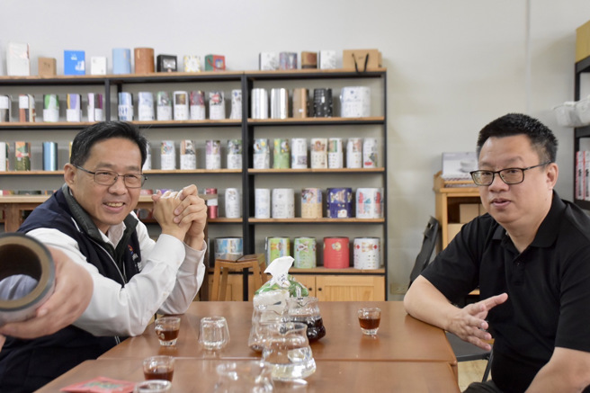 台中市經發局長張峯源走訪堪稱「咖啡界台積電」的益昕國際。圖/台中市政府提供