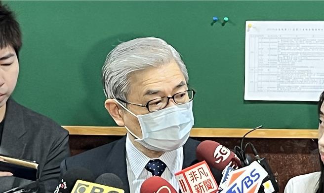 金管會主委黃天牧25日出席財委會，會前首訪被問到台股是否過熱，提出8字建議。（圖／柳名耕攝）