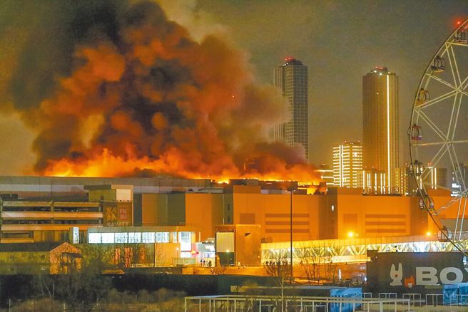 俄国莫斯科近郊的番红花音乐厅发生恐怖攻击事件，造成数百人死伤。图为音乐厅因遇袭而发生大火。（资料照片/美联社）