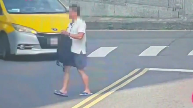 運匠不爽男子未走斑馬線就按了喇叭，雙方竟然就在大街上爆發全武行。（翻攝畫面）