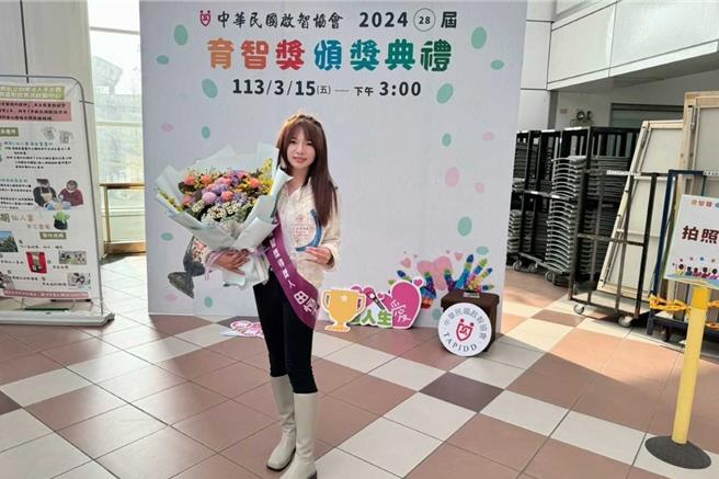 弘光科技大學健康事業管理系碩士班校友田恒玉，日前受頒社團法人中華民國啟智協會「第28屆身心障礙福利機構績優人員育智獎」，獲得肯定。（弘光科大提供／張妍溱台中傳真）