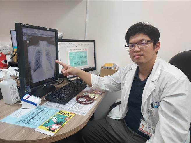 新营医院胸腔内科医师汪政德表示，潜伏结核感染，相较于肺结核，是不会传染给旁人的，但结核菌有如冬眠一样跟被感染者和平相处，可长期潜存在宿主体内。（新营医院提供／张毓翎台南传真）