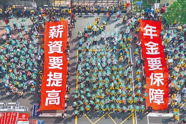 勞工團體集會爭取權益示意圖。（本報資料照片）