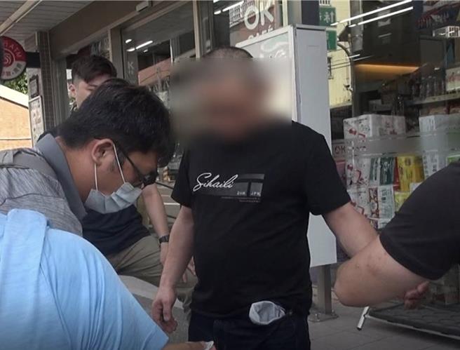 苗栗縣鄭姓男子因毒品案假釋，仍不思悔改販售毒品，遭台中市刑大拘捕到案，鄭男除了要服完殘刑，還要面臨10年以上徒刑，人生下半場仍難逃牢獄之災。（警方提供／王煌忠台中報導）