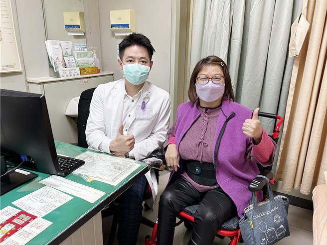 接受微创手术治疗后，廖小姐感谢中港澄清医院锺玉轩给予细心检查与诊断，接受微创腰椎融合手术后生活能自理，不需要再靠家人帮忙。（澄清医院提供／冯惠宜台中传真）