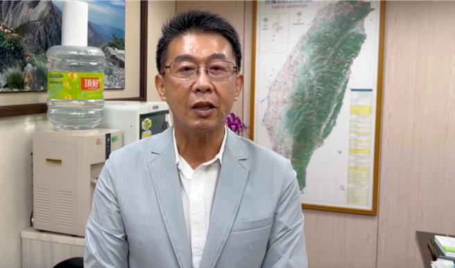 对于是否参选市长？立委许智杰今回应，「我想我还没决定」，昨天是雄中家长会，有很多雄中家长及雄中的学长、学弟的好意，希望自己可以表态参选，但也跟他们讲说，目前还没有决定，应该是选前的1年到1年半的时候，再评估民意、再做最后的决定会比较恰当。（柯宗纬翻摄）