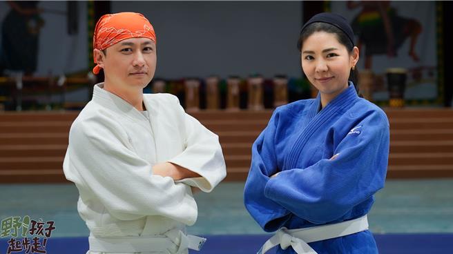 黃丹尼（左）與美女學霸Sissi主持《野孩子起步走！》。（海爾斯行銷公司提供）