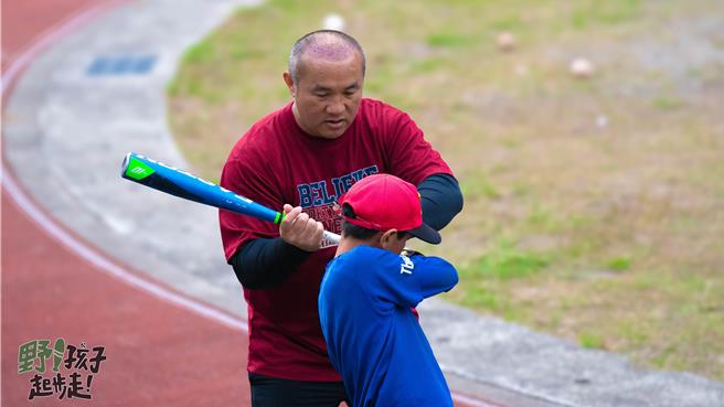 張泰山陪伴偏鄉孩子打棒球。（海爾斯行銷公司提供）