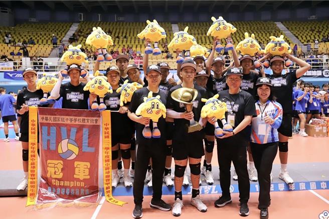 高市福诚高中最有名的就是排球队，今年3月24日勇夺教育部112学年度全国国中排球联赛冠军。（高市教育局提供／杨舒婷高雄传真）