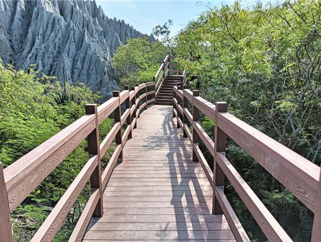 高雄彌陀漯底山北橫步道已經完工，山區的惡地地形就在一旁，風景秀麗。（邱志偉服務處提供／林瑞益高雄傳真）