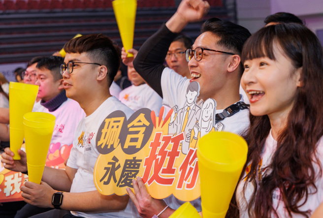永庆房屋伙伴们高喊「炸裂吧！女孩，永庆最挺你」，力挺女孩们的最终冠军赛公演。(图/永庆房屋提供)