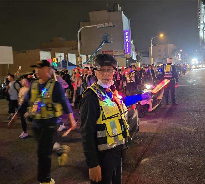 明秀所副所长洪世晔表示，他每次参与妈祖绕境及进香行程勤务，香灯脚的虔诚令他敬佩，尤其妈祖闻声救苦的精神，更令他感动。（清水警分局提供／张妍溱台中传真）