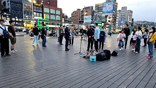 基隆市海洋广场自2018年起，便不开放街头艺人展演。但24日下午有一名街头艺人却执意要在此演唱，引发警方与街头艺人的口角衝突。（翻摄照片／张志康基隆传真）