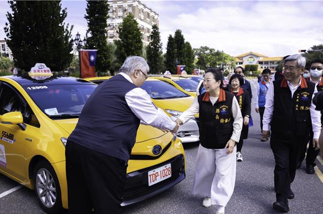 花蓮敬老愛心計程車隊本月上路，領先全台祭出1000元補助車資，近日卻傳出車輛不足，長輩叫車後不僅需等30分鐘以上，有時還會出現「叫不到車」的窘境。（花蓮縣政府提供／羅亦晽花蓮傳真）