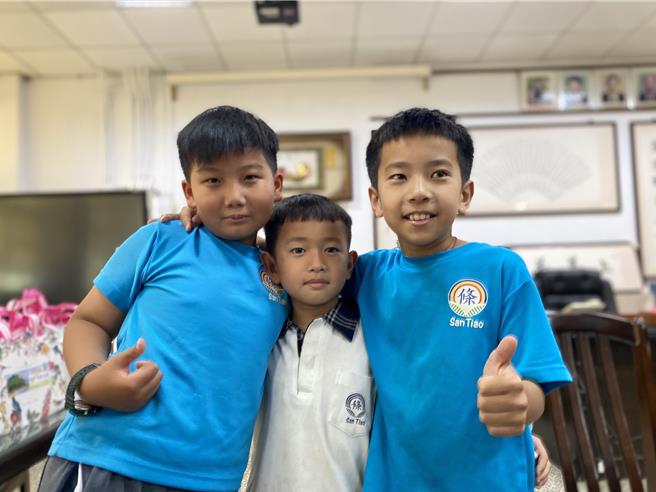 彰化县溪州乡三条国小的学童廖奕茗（右）、王靖尧（中）兄弟及廖彦桦（左）智救独居长者，获校方公开表扬。（孙英哲摄）