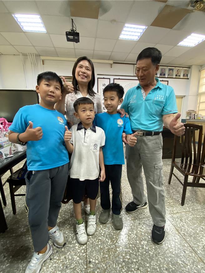 彰化县溪州乡三条国小的学童廖奕茗（前排右二）、王靖尧（前排左二）兄弟及廖彦桦（前排左一）智救独居长者，三条国小校长陈莹绮（后排）及三圳村长廖昆中（前排右一）对3人讚不绝口。（孙英哲摄）