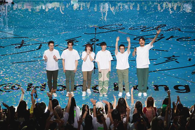 蘇打綠24日在香港紅館舉辦「二十年一刻」演唱會，左起阿龔、家凱、馨儀、青峰、小威、阿福。（緒風有限公司提供）