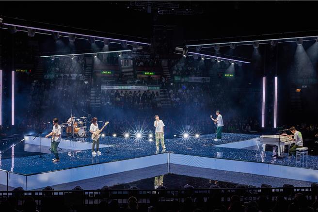 蘇打綠24日在香港紅館開唱，打造四面舞台呈現最佳視覺效果。（緒風有限公司提供）