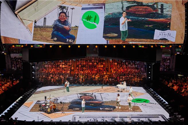 蘇打綠24日演唱會上揭曉新歌單曲封面，居然是小威兒時照片。（緒風有限公司提供）