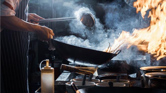 大陸學者建議各地應該多學學淄博哈爾濱經驗，並給予街頭攤販支持，認為帶來的經濟與就業不容輕視。(示意圖:shutterstock/達志)