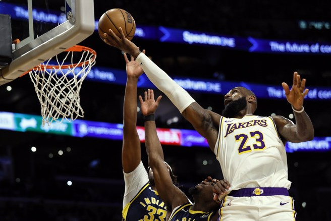 詹姆斯強勢切入上籃，兩名溜馬球員都阻擋不及。(美聯社)