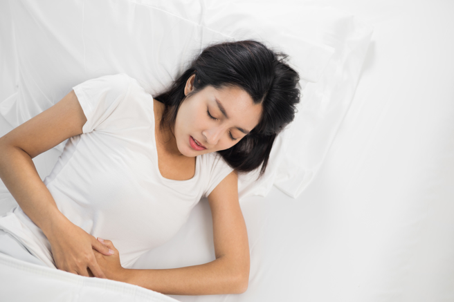 睡眠品质差可能使肠胃道神经失调，造成排便不顺。（示意图，Shutterstock／达志）