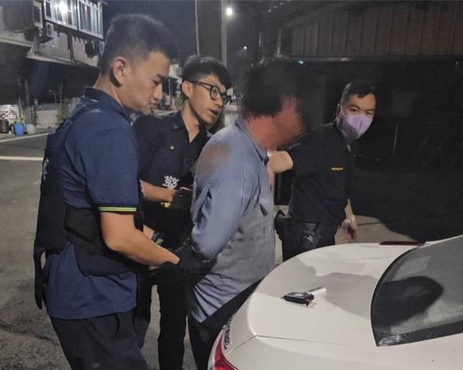 台南市学甲区昨（24）日发生持刀伤人案，警方获报后以车追人，于1小时内将林男（右二）逮捕。（读者提供／张毓翎台南传真）