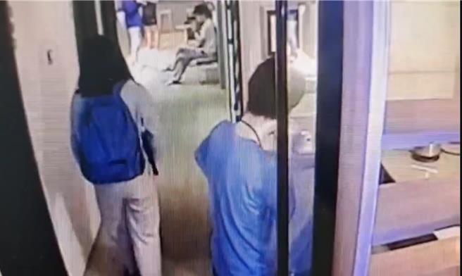 女窃贼（左）得手后离开背包客旅店的房间。（翻摄画面）