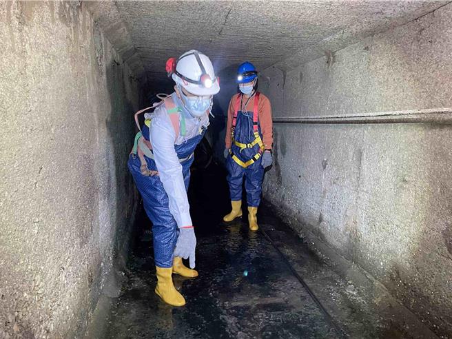 嘉义市政府工务处长苏文日前视察新民路雨水下水道的清淤作业。（嘉义市政府提供∕吕妍庭嘉义传真）