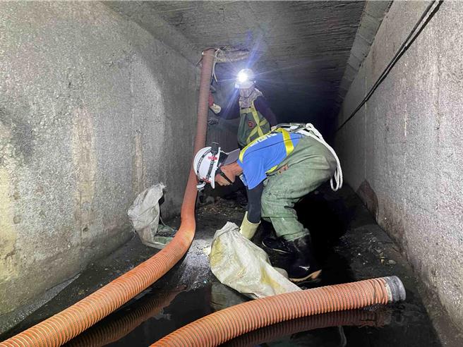 嘉义市政府工务处长苏文日前视察新民路雨水下水道的清淤作业，巡查发现淤积高15公分，马上清淤完毕。（嘉义市政府提供∕吕妍庭嘉义传真）