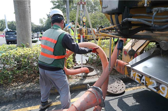 苏文崎说，除加强雨水下水道清淤维护管理，市府持续依2023年完成雨水下水道系统规画成果。（嘉义市政府提供∕吕妍庭嘉义传真）