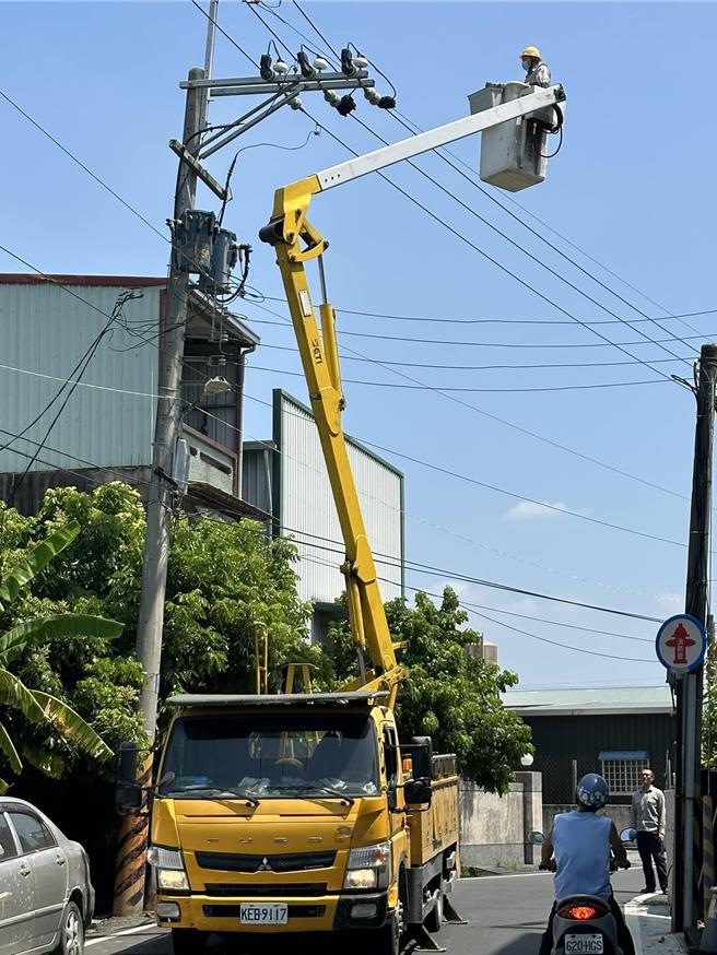高雄岡山區25日再度停電，台電人員到場搶修。（民眾提供／林瑞益高雄傳真）