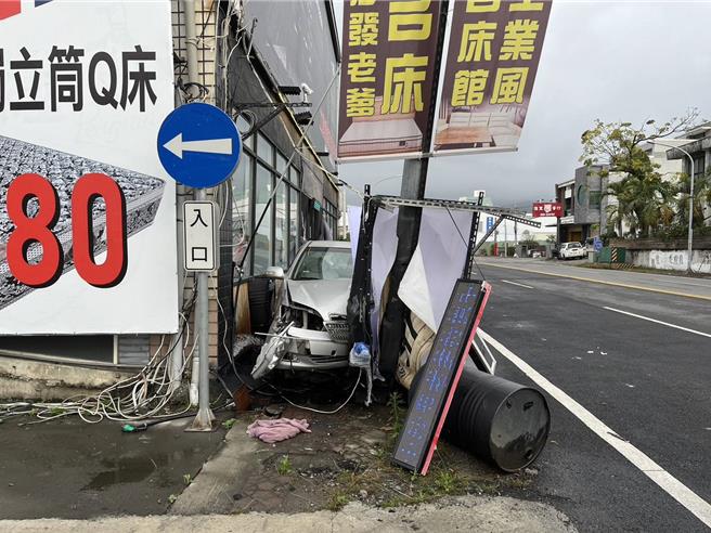 鄭姓女駕駛疑似一時恍神，連環撞擊路旁家具店、路燈。（台東縣警察分局提供／蕭嘉蕙台東傳真）