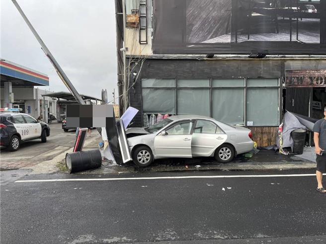 鄭姓女駕駛自撞路燈，造成燈桿歪腰傾斜。（台東縣警察分局提供／蕭嘉蕙台東傳真）
