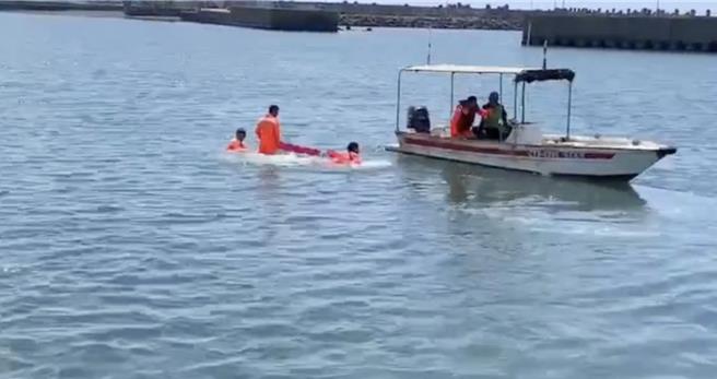 左营海军黄姓士官于24日驾驶汽车载母亲坠入高雄弥陀南寮渔港，海巡署与消防人员获报到场搜救。（翻摄照片／林瑞益高雄传真）