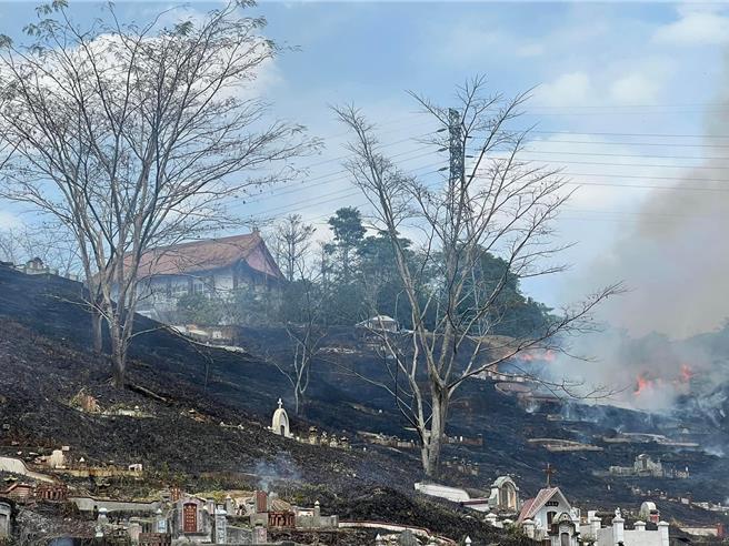清明掃墓前13鄉鎮市公墓火警不斷，造成消防人員頻頻出勤疲於奔命。（民眾提供／楊靜茹南投傳真）