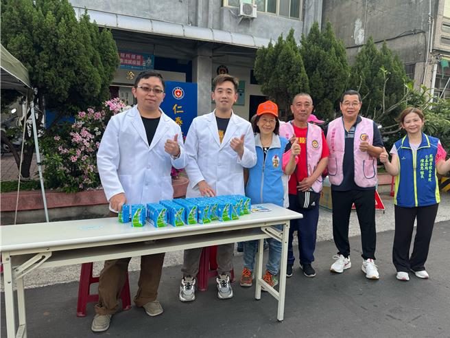 李綜合醫院護理師陳淑惠(右)與同事在通霄鎮上發送運動飲料。（李綜合醫院提供／李京昇苗栗傳真）