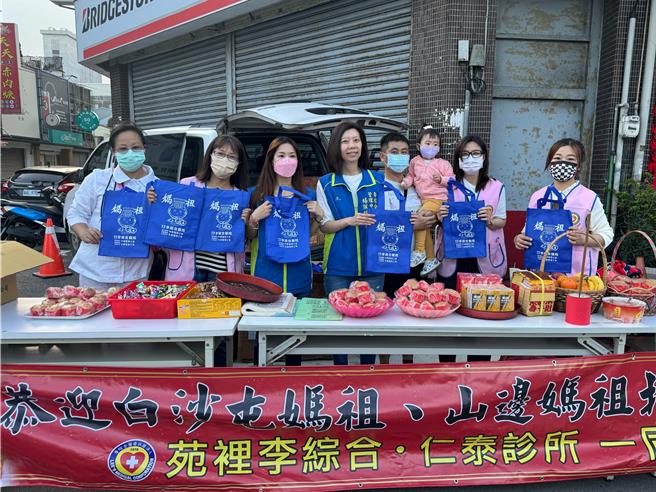 苑裡李綜合設點心站，同時向民眾宣導注意身體。（李綜合醫院提供／李京昇苗栗傳真）