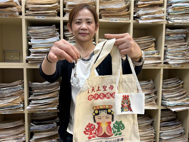  李綜合醫療社團法人護理師陳淑惠為感謝白沙屯媽祖，每年製作結緣品給信眾。（李綜合醫院提供／李京昇苗栗傳真）