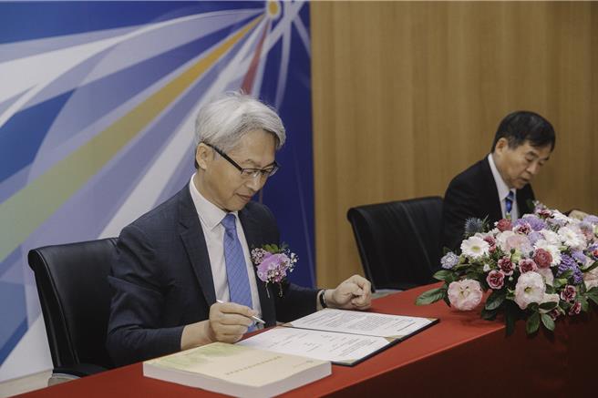 中研院长廖俊智（左）与台船董事长郑文隆（右）签署「海洋能技术发展应用合作备忘录」。（中研院提供／林志成台北传真）