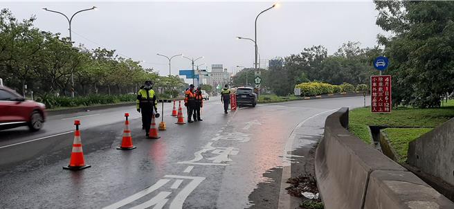 迎接清明連假用路人留意，楊梅警方加強墓區交通疏導。(楊梅警分局提供／呂筱蟬桃園傳真)