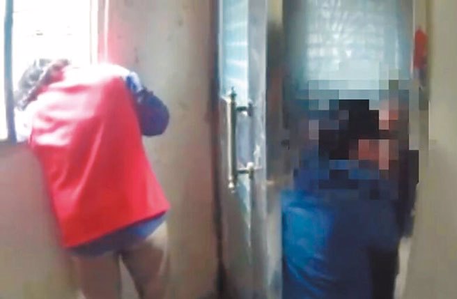 新北市中和區4口之家發生母子3人成乾屍，警方與里長請來鎖匠開門，才揭露這起悲劇。（資料照片）